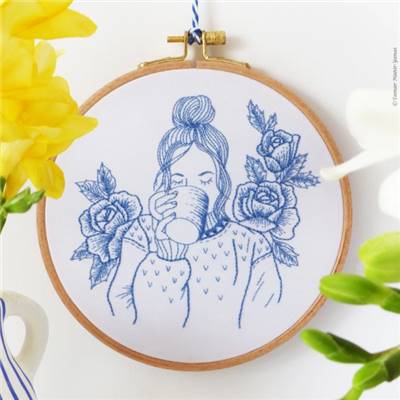 BLUE FLORAL LADY - KIT BRODERIE 21X21CM - TAMBOUR NON INCLUS-TAMAR NY