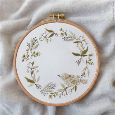 BIRD & WREATH - KIT BRODERIE 21X21CM - TAMBOUR NON INCLUS - TAMAR NY