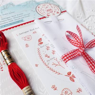 ANTIQUE RED KETTLE - KIT BRODERIE 21X21CM-TAMBOUR NON INCLUS-TAMAR NY