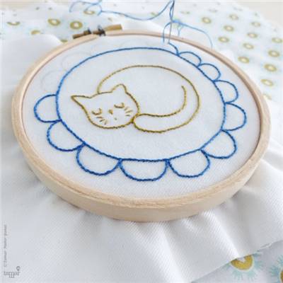 SLEEPY CAT - KIT BRODERIE 16X16CM - TAMBOUR NON INCLUS - TAMAR NY