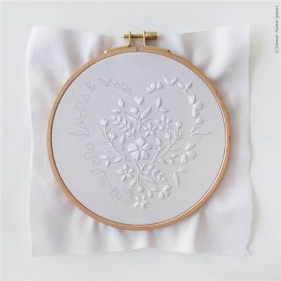 WHITE HEART - KIT BRODERIE 21X21CM - TAMBOUR NON INCLUS - TAMAR NY