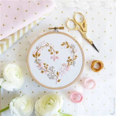 WILDFLOWERS HEART - KIT BRODERIE 16X16CM -TAMBOUR NON INCLUS-TAMAR NY