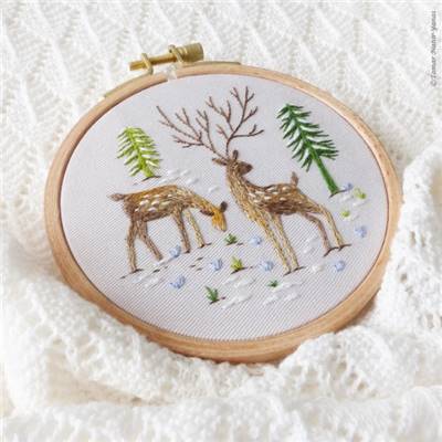 SNOWY DEER - KIT BRODERIE 16X16CM - TAMBOUR NON INCLUS - TAMAR NY