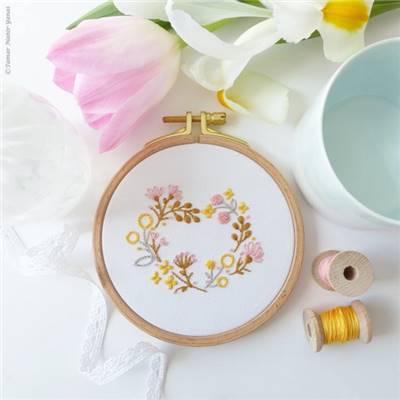 YELLOW PINK FLOWERS -KIT BRODERIE 16X16CM-TAMBOUR NON INCLUS-TAMAR NY