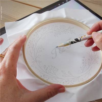 WILDFLOWERS CIRCLE - KIT BRODERIE 21X21CM-TAMBOUR NON INCLUS-TAMAR NY