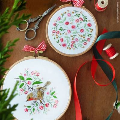 CHRISTMAS ROBIN BIRD-KIT BRODERIE 21X21CM-TAMBOUR NON INCLUS-TAMAR NY