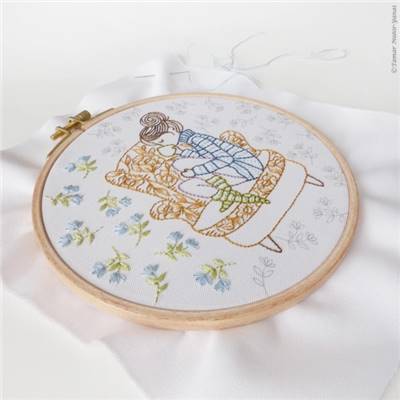 TAKING MY TIME - KIT BRODERIE 21X21CM - TAMBOUR NON INCLUS - TAMAR NY